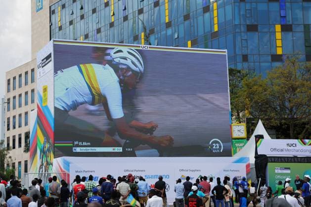 2025 UCI Road World Championships Picture by Alex Whitehead SWpix.com - 23 09 2025 - Cycling - 2025 UCI Road World Championships - BK Arena to Kigali Convention Centre, Kigali, Rwanda - Men Junior Individual Time Trial (ITT) - Big screen Copyright: x xSWpix.comx(t axPhotographyxHubxLtd)xAlexxWhitehead SWpix.comx SWP-3030-6082