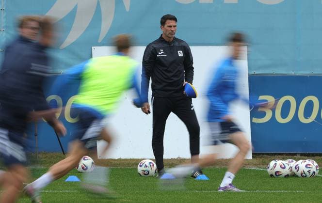 23 09 2025, TSV 1860 training, Gruenwalderstrasse Muenchen, soccer, sports, in the picture Patrick Gloeckner TSV 1860 Muenchen watches the training