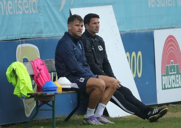 23 09 2025, TSV 1860 Training, Gruenwalderstrasse Muenchen, Soccer, Sports, in the picture Florian Niederlechner TSV 1860 Muenchen and Patrick Gloeckner TSV 1860 Muenchen talking after the training