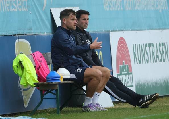 23 09 2025, TSV 1860 Training, Gruenwalderstrasse Muenchen, Soccer, Sports, in the picture Florian Niederlechner TSV 1860 Muenchen and Patrick Gloeckner TSV 1860 Muenchen talking after the training