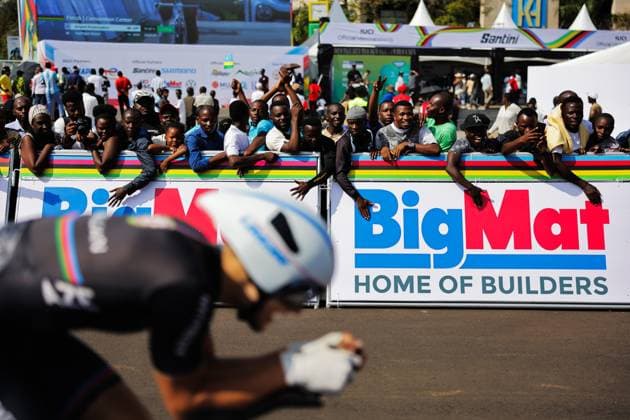 2025 UCI Road World Championships Picture by Alex Whitehead SWpix.com - 23 09 2025 - Cycling - 2025 UCI Road World Championships - BK Arena to Kigali Convention Centre, Kigali, Rwanda - Men Junior Individual Time Trial (ITT) - Fans at the road side Copyright: x xSWpix.comx(t axPhotographyxHubxLtd)xAlexxWhitehead SWpix.comx SWP-3030-6110