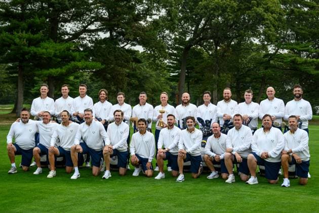 250923 Justin Rose, Rasmus Hojgaard, Ludvig Aberg, Tommy Fleetwood, Matt Fitzpatrick, Rory McIlroy, Team Captain Luke Donald, Tyrrell Hatton, Viktor Hovland, Shane Lowry, Robert MacIntyre, Sepp Straka and Jon Rahm of Team Europe pose together with their caddies for a team photo during a photo session on day 3 of the Ryder Cup on September 23, 2025 in New York Photo Jesper Zerman BILDBYRAN kod JZ JZ0614 golf ryder cup usa europe bbeng sverige norge Copyright: JESPERxZERMAN BB250923JZ002