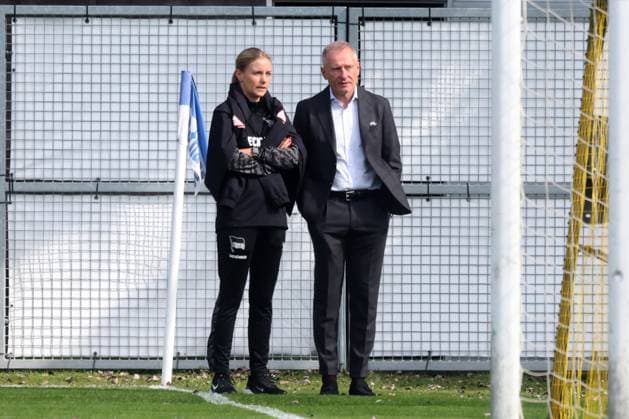 DEU, DFL, 2 FBL Hertha BSC, Training, 23 09 2025, Sportforum, Berlin, DEU, DFL, 2 FBL Hertha BSC, Training, in the picture Psychologist Paula Isringhausen, Dr Peter Goerlich Geschaeftsfuehrung DFL regulations prohibit any use of Photographs as image sequences and or quasi video nordphotoxGmbHx xEngler nph00076
