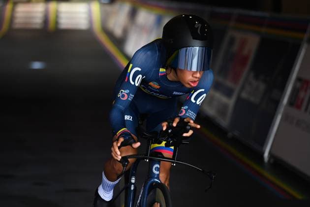 2025 UCI Road World Championships Picture by Simon Wilkinson SWpix.com - 23 09 2025 - Cycling - 2025 UCI Road World Championships - BK Arena to Kigali Convention Centre, Kigali, Rwanda - Men Junior Individual Time Trial (ITT) - Kevin Andres Estupinan Vargas (Colombia) Copyright: x xSWpix.comx(t axPhotographyxHubxLtd)xSimonxWilkinson SWpix.comx SWP-3030-6138