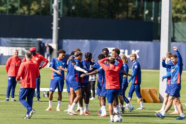 GER, Training RB Leipzig 23 09 2025, Training center at Cottaweg, Leipzig, GER, Training RB Leipzig Good mood with the team before training Â nordphotoxGmbHxx xAlexanderxTrienitz nph00051