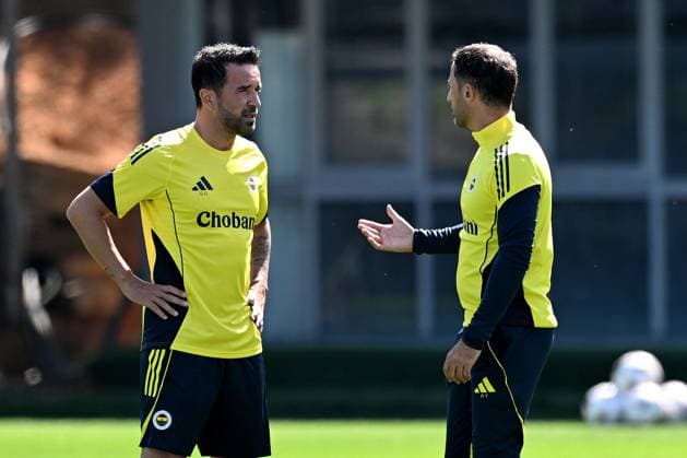 Ahead of the Dinamo Zagreb v Fenerbahce - UEFA Europa League ISTANBUL, TURKIYE - SEPTEMBER 23: Fenerbahce head coach Domenico Tedesco (R) talks with Fenerbahce assistant coach Gokhan Gonul during the training session ahead of the UEFA Europa League first week match between Dinamo Zagreb and Fenerbahce at Can Bartu Facilities in Istanbul, Turkiye on September 23, 2025. Ahmet Okatali Anadolu Istanbul Turkey. Editorial use only. Please get in touch for any other usage.  Copyright: x2025xAnadoluxAhmetxOkatalix