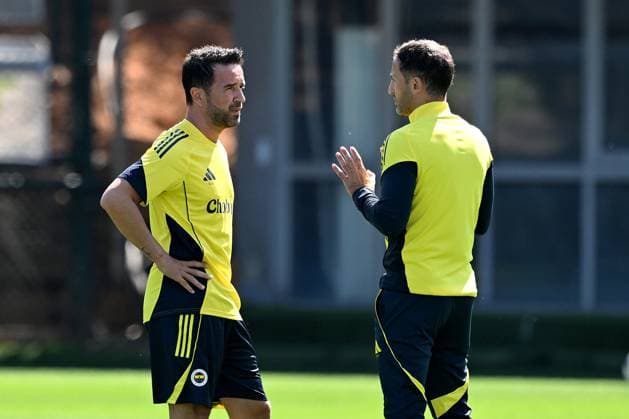 Ahead of the Dinamo Zagreb v Fenerbahce - UEFA Europa League ISTANBUL, TURKIYE - SEPTEMBER 23: Fenerbahce head coach Domenico Tedesco (R) talks with Fenerbahce assistant coach Gokhan Gonul during the training session ahead of the UEFA Europa League first week match between Dinamo Zagreb and Fenerbahce at Can Bartu Facilities in Istanbul, Turkiye on September 23, 2025. Ahmet Okatali Anadolu Istanbul Turkey. Editorial use only. Please get in touch for any other usage.  Copyright: x2025xAnadoluxAhmetxOkatalix