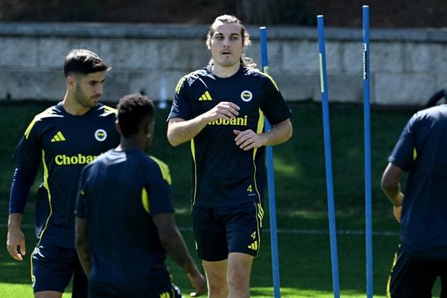 Ahead of the Dinamo Zagreb v Fenerbahce - UEFA Europa League ISTANBUL, TURKIYE - SEPTEMBER 23: Caglar Soyuncu (R) of Fenerbahce attends the training session ahead of the UEFA Europa League first week match between Dinamo Zagreb and Fenerbahce at Can Bartu Facilities in Istanbul, Turkiye on September 23, 2025. Ahmet Okatali Anadolu Istanbul Turkey. Editorial use only. Please get in touch for any other usage.  Copyright: x2025xAnadoluxAhmetxOkatalix