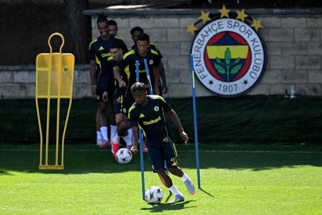 Ahead of the Dinamo Zagreb v Fenerbahce - UEFA Europa League ISTANBUL, TURKIYE - SEPTEMBER 23: Dorgeles Nene (front) of Fenerbahce attends the training session ahead of the UEFA Europa League first week match between Dinamo Zagreb and Fenerbahce at Can Bartu Facilities in Istanbul, Turkiye on September 23, 2025. Ahmet Okatali Anadolu Istanbul Turkey. Editorial use only. Please get in touch for any other usage.  Copyright: x2025xAnadoluxAhmetxOkatalix