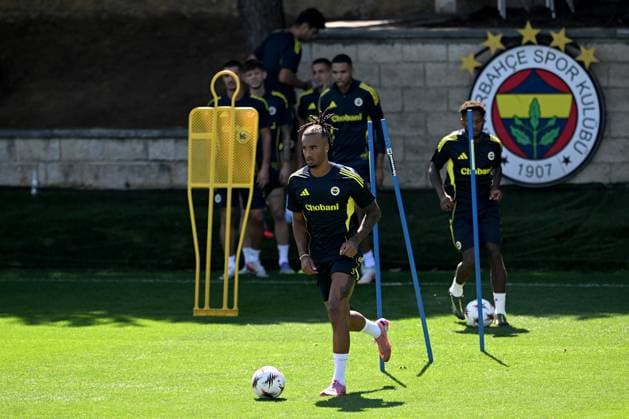 Ahead of the Dinamo Zagreb v Fenerbahce - UEFA Europa League ISTANBUL, TURKIYE - SEPTEMBER 23: Archie Brown (front) of Fenerbahce attends the training session ahead of the UEFA Europa League first week match between Dinamo Zagreb and Fenerbahce at Can Bartu Facilities in Istanbul, Turkiye on September 23, 2025. Ahmet Okatali Anadolu Istanbul Turkey. Editorial use only. Please get in touch for any other usage.  Copyright: x2025xAnadoluxAhmetxOkatalix