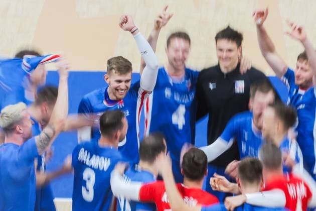 (250923) -- PASAY CITY, Sept. 23, 2025 -- Players of the Czech Republic celebrate winning the round of 16 match between the Czech Republic and Tunisia at the FIVB Men s World Championship, WM, Weltmeisterschaft 2025 in Pasay City, the Philippines, Sept. 23, 2025. ) (SP)PHILIPPINES-PASAY CITY-VOLLEYBALL-FIVB MEN S WORLD CHAMPIONSHIP 2025-TUN VS CZE ROUELLExUMALI 
