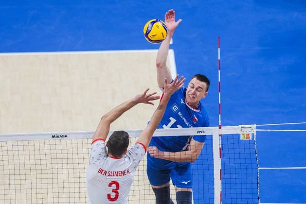 (250923) -- PASAY CITY, Sept. 23, 2025 -- Lukas Vasina (back) of the Czech Republic competes during the round of 16 match between the Czech Republic and Tunisia at the FIVB Men s World Championship, WM, Weltmeisterschaft 2025 in Pasay City, the Philippines, Sept. 23, 2025. ) (SP)PHILIPPINES-PASAY CITY-VOLLEYBALL-FIVB MEN S WORLD CHAMPIONSHIP 2025-TUN VS CZE ROUELLExUMALI 