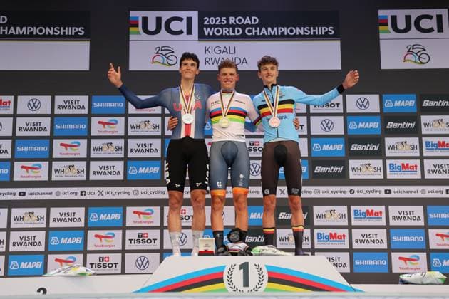 2025 UCI Road World Championships Picture by Alex Whitehead SWpix.com - 23 09 2025 - Cycling - 2025 UCI Road World Championships - BK Arena to Kigali Convention Centre, Kigali, Rwanda - Men Junior Individual Time Trial (ITT) Podium - Michiel Mouris (Netherlands) receiving the Gold Medal to become World Champion with Ashlin Barry (USA) receiving the Silver Medal and Seff van Kerckhove (Belgium) receiving the Bronze Medal Copyright: x xSWpix.comx(t axPhotographyxHubxLtd)xAlexxWhitehead SWpix.comx SWP-3030-6290