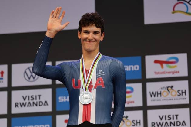 2025 UCI Road World Championships Picture by Alex Whitehead SWpix.com - 23 09 2025 - Cycling - 2025 UCI Road World Championships - BK Arena to Kigali Convention Centre, Kigali, Rwanda - Men Junior Individual Time Trial (ITT) Podium - Ashlin Barry (USA) receiving the Silver Medal Copyright: x xSWpix.comx(t axPhotographyxHubxLtd)xAlexxWhitehead SWpix.comx SWP-3030-6295