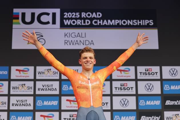 2025 UCI Road World Championships Picture by Alex Whitehead SWpix.com - 23 09 2025 - Cycling - 2025 UCI Road World Championships - BK Arena to Kigali Convention Centre, Kigali, Rwanda - Men Junior Individual Time Trial (ITT) Podium - Michiel Mouris (Netherlands) receiving the Gold Medal to become World Champion Copyright: x xSWpix.comx(t axPhotographyxHubxLtd)xAlexxWhitehead SWpix.comx SWP-3030-6296