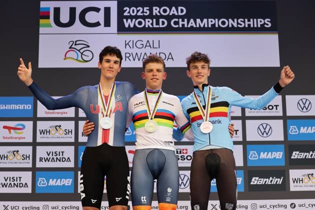 2025 UCI Road World Championships Picture by Alex Whitehead SWpix.com - 23 09 2025 - Cycling - 2025 UCI Road World Championships - BK Arena to Kigali Convention Centre, Kigali, Rwanda - Men Junior Individual Time Trial (ITT) Podium - Michiel Mouris (Netherlands) receiving the Gold Medal to become World Champion with Ashlin Barry (USA) receiving the Silver Medal and Seff van Kerckhove (Belgium) receiving the Bronze Medal Copyright: x xSWpix.comx(t axPhotographyxHubxLtd)xAlexxWhitehead SWpix.comx SWP-3030-6298