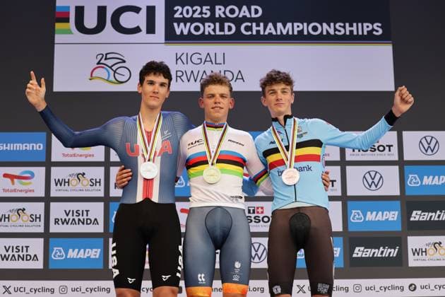 2025 UCI Road World Championships Picture by Alex Whitehead SWpix.com - 23 09 2025 - Cycling - 2025 UCI Road World Championships - BK Arena to Kigali Convention Centre, Kigali, Rwanda - Men Junior Individual Time Trial (ITT) Podium - Michiel Mouris (Netherlands) receiving the Gold Medal to become World Champion with Ashlin Barry (USA) receiving the Silver Medal and Seff van Kerckhove (Belgium) receiving the Bronze Medal Copyright: x xSWpix.comx(t axPhotographyxHubxLtd)xAlexxWhitehead SWpix.comx SWP-3030-6299