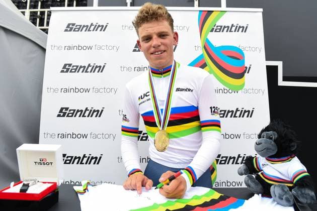 2025 UCI Road World Championships Picture by Simon Wilkinson SWpix.com - 23 09 2025 - Cycling - 2025 UCI Road World Championships - BK Arena to Kigali Convention Centre, Kigali, Rwanda - Men Junior Individual Time Trial (ITT) Podium - Michiel Mouris (Netherlands) signing the Santini rainbow jersey Copyright: x xSWpix.comx(t axPhotographyxHubxLtd)xSimonxWilkinson SWpix.comx SWP-3030-6309