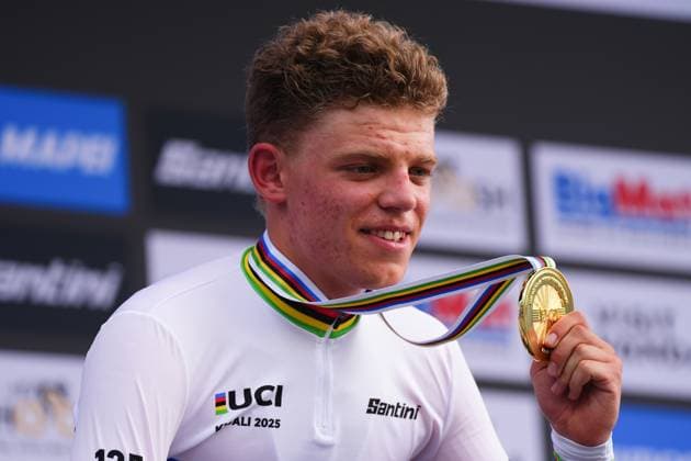 2025 UCI Road World Championships Picture by Zac Williams SWpix.com - 23 09 2025 - Cycling - 2025 UCI Road World Championships - BK Arena to Kigali Convention Centre, Kigali, Rwanda - Men Junior Individual Time Trial (ITT) Podium - Michiel Mouris (Netherlands) receiving the Gold Medal to become World Champion Copyright: x xSWpix.comx(t axPhotographyxHubxLtd)xZacxWilliams SWpix.comx SWP-3030-6314