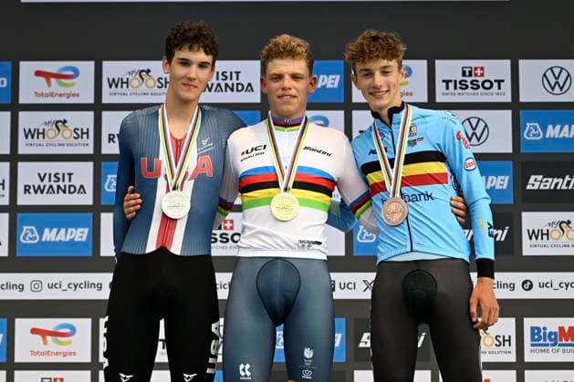 UCI 2025 Road World Championship, WM, Weltmeisterschaft Kigali 23 09 2025 KIGALI, RWANDA - SEPTEMBER 23 : Mouris Michiel (NED), Barry Ashlin (USA) and Van Kerckhove Seff (BEL) during the podium ceremony during the Men Junior Individual Time Trial of the UCI Road World Championships 2025 92nd edition an UCI World Championships cycling race of 22.6 km with start in Kigali and finish in Kigali on September 23, 2025 in Kigali, Rwanda, 23 09 2025 Kigali Rwanda  Copyright: xJanxDexMeuleneirx