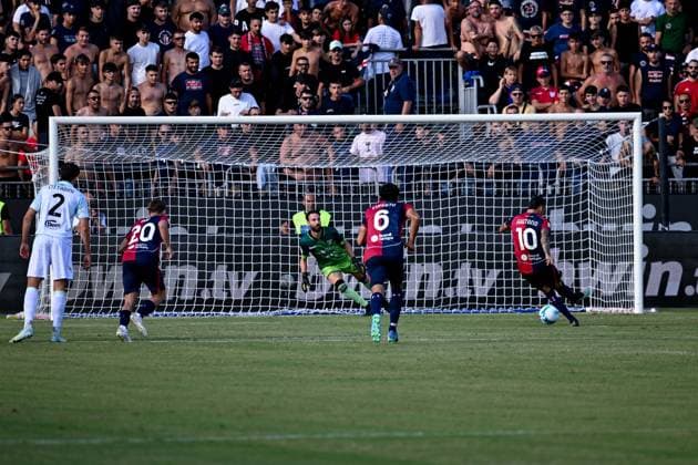 Cagliari s Gianuca Gaetano scores a penalty kick for 1-0 during the Coppa Italia Frecciarossa soccer match between Cagliari Calcio and Frosinone at the Unipol Domus in Cagliari, Sardinia - Tuesday, 23 september 2025. - Soccer  Copyright: xGianlucaxZuddas LaPressex
