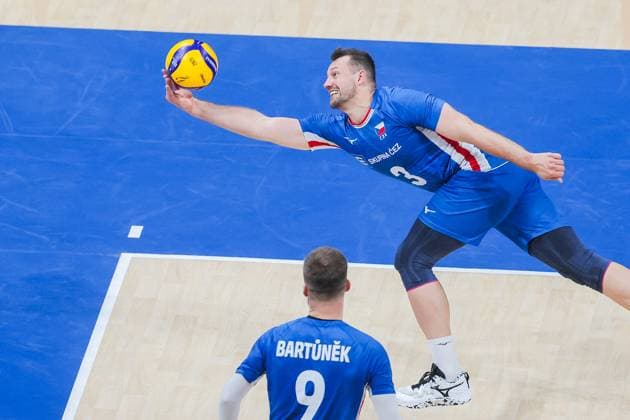 (250923) -- PASAY CITY, Sept. 23, 2025 -- Jan Galabov (top) of the Czech Republic competes during the round of 16 match between the Czech Republic and Tunisia at the FIVB Men s World Championship, WM, Weltmeisterschaft 2025 in Pasay City, the Philippines, Sept. 23, 2025. ) (SP)PHILIPPINES-PASAY CITY-VOLLEYBALL-FIVB MEN S WORLD CHAMPIONSHIP 2025-TUN VS CZE ROUELLExUMALI 