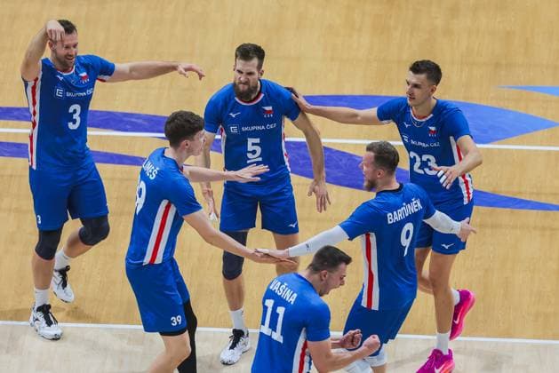 (250923) -- PASAY CITY, Sept. 23, 2025 -- Players of the Czech Republic celebrate scoring during the round of 16 match between the Czech Republic and Tunisia at the FIVB Men s World Championship, WM, Weltmeisterschaft 2025 in Pasay City, the Philippines, Sept. 23, 2025. ) (SP)PHILIPPINES-PASAY CITY-VOLLEYBALL-FIVB MEN S WORLD CHAMPIONSHIP 2025-TUN VS CZE ROUELLExUMALI 