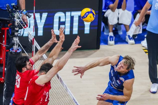 (250923) -- PASAY CITY, Sept. 23, 2025 -- Drazen Luburic (R) of Serbia competes during the round of 16 match between Serbia and Iran at the FIVB Men s World Championship, WM, Weltmeisterschaft 2025 in Pasay City, the Philippines, on September 23, 2025. ) (SP)PHILIPPINES-PASAY CITY-VOLLEYBALL-FIVB MEN S WORLD CHAMPIONSHIP 2025-SRB VS IRI ROUELLExUMALI 