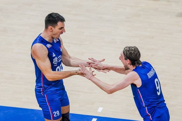 (250923) -- PASAY CITY, Sept. 23, 2025 -- Players of Serbia celebrate after scoring a point during the round of 16 match between Serbia and Iran at the FIVB Men s World Championship, WM, Weltmeisterschaft 2025 in Pasay City, the Philippines, on September 23, 2025. ) (SP)PHILIPPINES-PASAY CITY-VOLLEYBALL-FIVB MEN S WORLD CHAMPIONSHIP 2025-SRB VS IRI ROUELLExUMALI 
