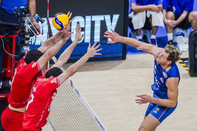 (250923) -- PASAY CITY, Sept. 23, 2025 -- Drazen Luburic (R) of Serbia competes during the round of 16 match between Serbia and Iran at the FIVB Men s World Championship, WM, Weltmeisterschaft 2025 in Pasay City, the Philippines, on September 23, 2025. ) (SP)PHILIPPINES-PASAY CITY-VOLLEYBALL-FIVB MEN S WORLD CHAMPIONSHIP 2025-SRB VS IRI ROUELLExUMALI 