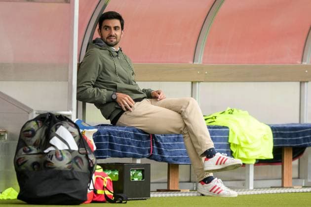 Soccer, Google Pixel Womens Bundesliga, 20250923, FC Bayern Munich SC Freiburg In the picture Sporting Director FC Bayern Women Francisco DE SA FARDILHA on bench Players bench Substitute bench Warm-up Munich FC Bayern Campus Bayern Germany Copyright: Passion2Press MarkusxFischerx
