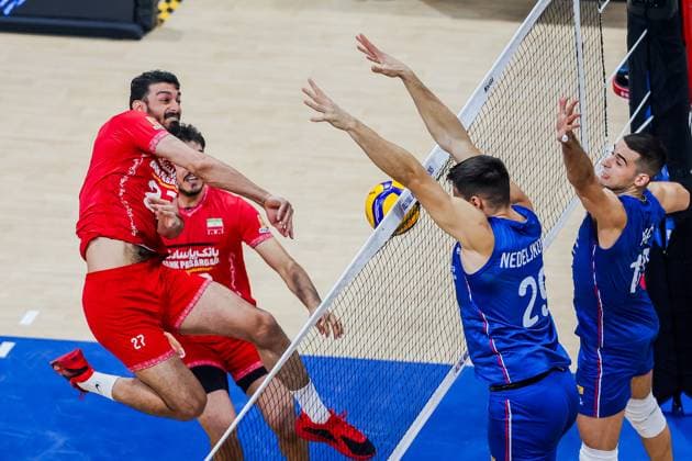 (250923) -- PASAY CITY, Sept. 23, 2025 -- Mohammad Valizadeh (front L) of Iran competes during the round of 16 match between Serbia and Iran at the FIVB Men s World Championship, WM, Weltmeisterschaft 2025 in Pasay City, the Philippines, on September 23, 2025. ) (SP)PHILIPPINES-PASAY CITY-VOLLEYBALL-FIVB MEN S WORLD CHAMPIONSHIP 2025-SRB VS IRI ROUELLExUMALI 