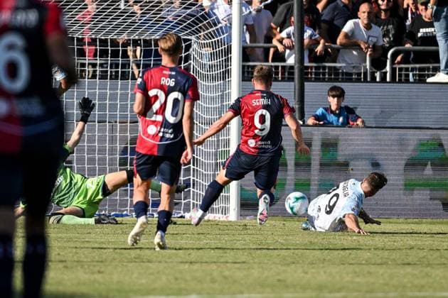 Semih Kilicsoy of Cagliari Calcio, Bracaglia of Frosinone Calcio during Cagliari Calcio vs Frosinone Calcio, Italian football Coppa Italia match in Cagliari, Italy, September 23 2025  Copyright: xLuigixCanu IPAxSportx xipa-agency.netx xx IPA_65604885 IPA_Agency_IPA65604885