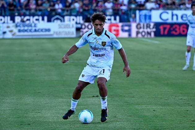 Frosinone s Oyono in action during the Coppa Italia Frecciarossa soccer match between Cagliari Calcio and Frosinone at the Unipol Domus in Cagliari, Sardinia - Tuesday, 23 september 2025. - Soccer  Copyright: xGianlucaxZuddas LaPressex