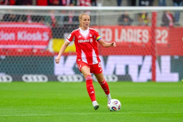 Glodis Perla Viggosdottir 4, FC Bayern München beim Spiel zwischen FC Bayern München v SC Freiburg, Fußball, Frauen, Google Pixel Frauen Bundesliga, 2025 2026, 4 Spieltag am 23 09 2025 in München, FC Bayern Campus DFL and DFB regulations prohibit any use of photographs as image sequences and or quasi video Bayern Deutschland