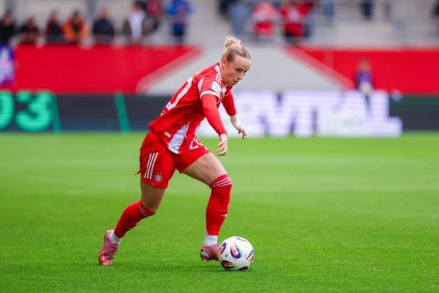 Franziska Kett 20, FC Bayern München beim Spiel zwischen FC Bayern München v SC Freiburg, Fußball, Frauen, Google Pixel Frauen Bundesliga, 2025 2026, 4 Spieltag am 23 09 2025 in München, FC Bayern Campus DFL and DFB regulations prohibit any use of photographs as image sequences and or quasi video Bayern Deutschland