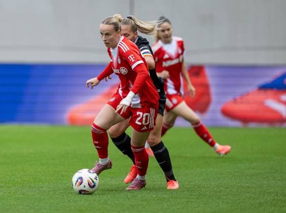 Fight for the ball duel between Franziska Kett FC Bayern Muenchen Frauen, 20 and Lisa Karl SC Freiburg Frauen, 2 FC Bayern Muenchen Frauen vs SC Freiburg, Soccer, Google Pixel Women Bundesliga, Matchday 4, Season 2025 2026, 23 09 2025 DFL DFB REGULATIONS PROHIBIT ANY USE OF PHOTOGRAPHS as IMAGE SEQUENCES and or QUASI VIDEO FC Bayern Muenchen Frauen vs SC Freiburg, Football, Google Pixel Frauen Bundesliga, 4 Spieltag, Saison 2025 2026, 23 09 2025 Muenchen Copyright: xEibner-Pressefoto HeikexFeinerx EP_HFR