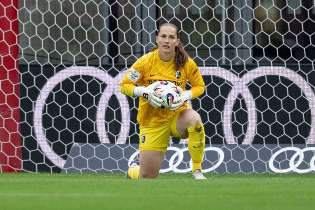 Laura Benkarth Goalkeeper, SC Freiburg Women, 1 secures the ball FC Bayern Muenchen Women vs SC Freiburg, Football, Google Pixel Women Bundesliga, 4 Matchday, Season 2025 2026, 23 09 2025 DFL DFB REGULATIONS PROHIBIT ANY USE OF PHOTOGRAPHS as IMAGE SEQUENCES and or QUASI VIDEO FC Bayern Muenchen Women vs SC Freiburg, Football, Google Pixel Women Bundesliga, 4 Matchday, Season 2025 2026, 23 09 2025 Muenchen Copyright: xEibner-Pressefoto HeikexFeinerx EP_HFR