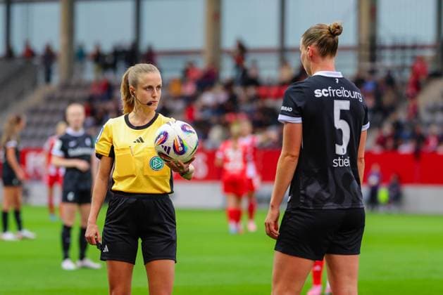 Davina Lutz referee and Julia Stierli 5, SC Freiburg at the referee ball at the match between FC Bayern Munich v SC Freiburg, Football, Women, Google Pixel Women Bundesliga, 2025 2026, 4 Matchday on 23 09 2025 in Munich, FC Bayern Campus DFL and DFB regulations prohibit any use of photographs as image sequences and or quasi video Bayern Germany