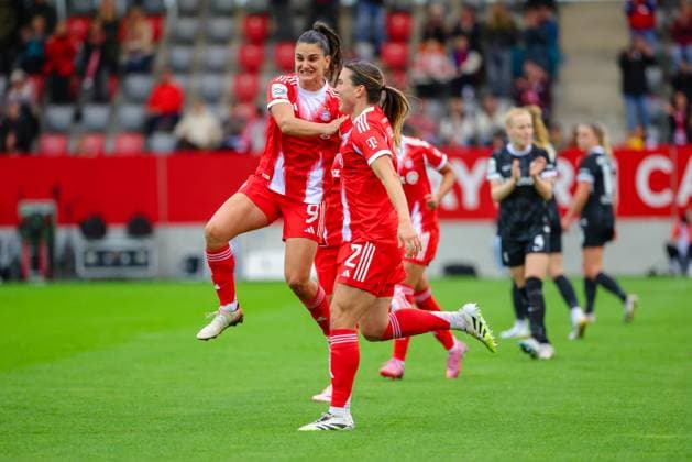 Vanessa Gilles 2, FC Bayern Munich and Jovana Damnjanovic 9, FC Bayern Munich Goal for 1 0 at the match between FC Bayern Munich v SC Freiburg, Football, Women, Google Pixel Womens Bundesliga, 2025 2026, Matchday 4 on 23 09 2025 in Munich, FC Bayern Campus DFL and DFB regulations prohibit any use of photographs as image sequences and or quasi video Bayern Germany
