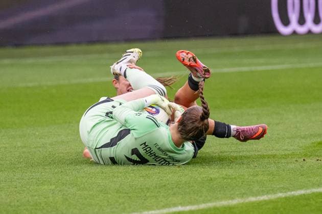 Collision between Ena Mahmutovic Goalkeeper, FC Bayern Muenchen Women, 32 and Leela Egli SC Freiburg Women, 20 FC Bayern Muenchen Women vs SC Freiburg, Football, Google Pixel Women Bundesliga, Matchday 4, Season 2025 2026, 23 09 2025 DFL DFB REGULATIONS PROHIBIT ANY USE OF PHOTOGRAPHS as IMAGE SEQUENCES and or QUASI VIDEO FC Bayern Muenchen Frauen vs SC Freiburg, Football, Google Pixel Frauen Bundesliga, 4 Spieltag, Saison 2025 2026, 23 09 2025 Muenchen Copyright: xEibner-Pressefoto HeikexFeinerx EP_HFR