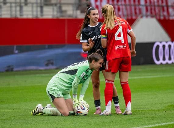 Glodis Perla Viggosdottir FC Bayern Muenchen Frauen, 04 with a small announcement to Leela Egli SC Freiburg Frauen, 20 , after her collision with Ena Mahmutovic goalkeeper, FC Bayern Muenchen Frauen, 32 FC Bayern Muenchen Frauen vs SC Freiburg, football, Google Pixel Frauen Bundesliga, 4 Spieltag, Saison 2025 2026, 23 09 2025 DFL DFB REGULATIONS PROHIBIT ANY USE OF PHOTOGRAPHS as IMAGE SEQUENCES and or QUASI VIDEO FC Bayern Muenchen Frauen vs SC Freiburg, Fußball, Google Pixel Frauen Bundesliga, 4 Spieltag, Saison 2025 2026, 23 09 2025 Muenchen Copyright: xEibner-Pressefoto HeikexFeinerx EP_HFR