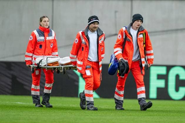 The paramedics have to rush with a stretcher to the injured Sarah Zadrazil FC Bayern Muenchen Frauen, 25 not in picture FC Bayern Muenchen Frauen vs SC Freiburg, Fußball, Google Pixel Frauen Bundesliga, 4 Spieltag, Saison 2025 2026, 23 09 2025 DFL DFB REGULATIONS PROHIBIT ANY USE OF PHOTOGRAPHS as IMAGE SEQUENCES and or QUASI VIDEO FC Bayern Muenchen Frauen vs SC Freiburg, Football, Google Pixel Frauen Bundesliga, 4 Spieltag, Saison 2025 2026, 23 09 2025 Muenchen Copyright: xEibner-Pressefoto HeikexFeinerx EP_HFR