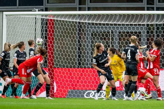 Freiburg can only watch as Vanessa Gilles FC Bayern Muenchen Frauen, 02s header to the right of Jovana Damnjanovic FC Bayern Muenchen Frauen, 09 finds its way into the net to make it 1-0 FC Bayern Muenchen Frauen vs SC Freiburg, Football, Google Pixel Frauen Bundesliga, 4 Spieltag, Saison 2025 2026, 23 09 2025 DFL DFB REGULATIONS PROHIBIT ANY USE OF PHOTOGRAPHS as IMAGE SEQUENCES and or QUASI VIDEO FC Bayern Muenchen Frauen vs SC Freiburg, Fußball, Google Pixel Frauen Bundesliga, 4 Spieltag, Saison 2025 2026, 23 09 2025 Muenchen Copyright: xEibner-Pressefoto HeikexFeinerx EP_HFR
