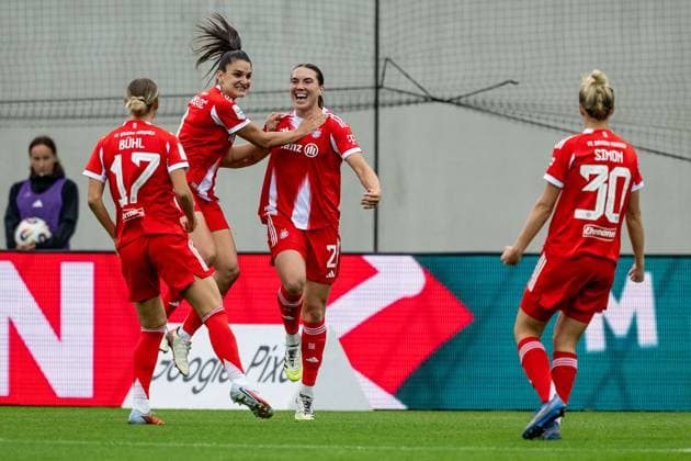 The Munich women celebrate with Vanessa Gilles FC Bayern Muenchen Frauen, 02 their goal for 1 0 FC Bayern Muenchen Frauen vs SC Freiburg, Football, Google Pixel Frauen Bundesliga, 4 Spieltag, Saison 2025 2026, 23 09 2025 DFL DFB REGULATIONS PROHIBIT ANY USE OF PHOTOGRAPHS as IMAGE SEQUENCES and or QUASI VIDEO FC Bayern Muenchen Frauen vs SC Freiburg, Football, Google Pixel Frauen Bundesliga, 4 Spieltag, Saison 2025 2026, 23 09 2025 Muenchen Copyright: xEibner-Pressefoto HeikexFeinerx EP_HFR