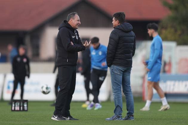 23 09 2025, xjcx, Men, Football, Season 2025 2026, Regionalliga Bayern, 9 Matchday TSV Aubstadt FV Illertissen Holger Bachthaler Head Coach, FV Illertissen in dialog with Josef Francic TSV Aubstadt Sulzfeld Schulstadion Aubstadt Bavaria Germany