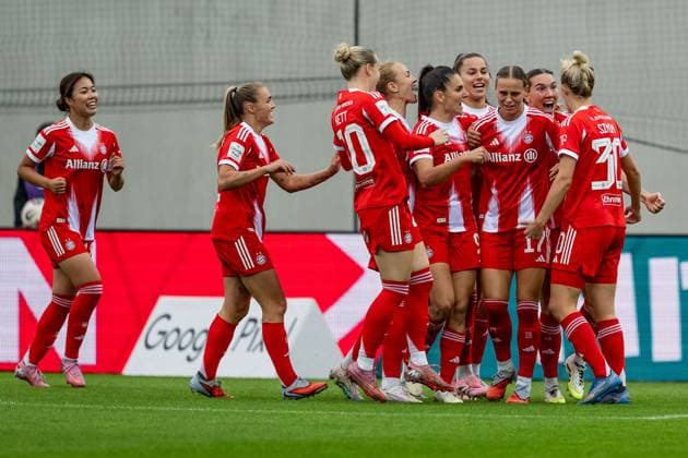 The Munich women celebrate with Vanessa Gilles FC Bayern Muenchen Frauen, 02 their goal for 1 0 FC Bayern Muenchen Frauen vs SC Freiburg, Football, Google Pixel Frauen Bundesliga, 4 Spieltag, Saison 2025 2026, 23 09 2025 DFL DFB REGULATIONS PROHIBIT ANY USE OF PHOTOGRAPHS as IMAGE SEQUENCES and or QUASI VIDEO FC Bayern Muenchen Frauen vs SC Freiburg, Football, Google Pixel Frauen Bundesliga, 4 Spieltag, Saison 2025 2026, 23 09 2025 Muenchen Copyright: xEibner-Pressefoto HeikexFeinerx EP_HFR