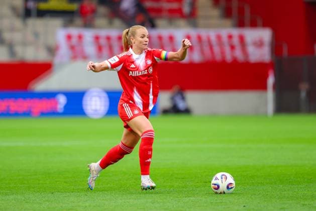 Glodis Perla Viggosdottir 4, FC Bayern München beim Spiel zwischen FC Bayern München v SC Freiburg, Fußball, Frauen, Google Pixel Frauen Bundesliga, 2025 2026, 4 Spieltag am 23 09 2025 in München, FC Bayern Campus DFL and DFB regulations prohibit any use of photographs as image sequences and or quasi video Bayern Deutschland