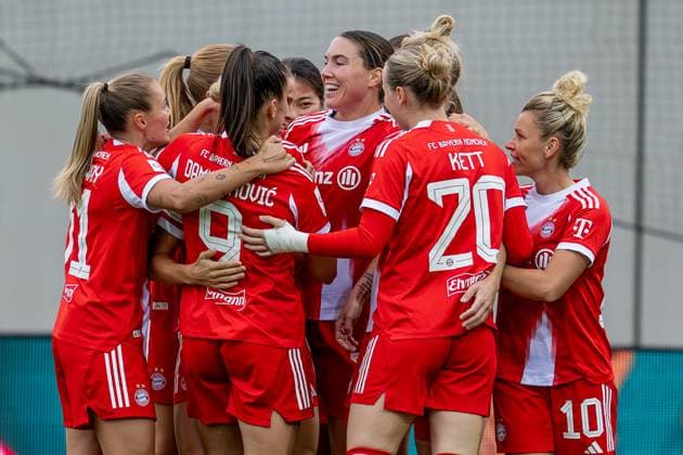 The Munich women celebrate with Vanessa Gilles FC Bayern Muenchen Frauen, 02 their goal for 1 0 FC Bayern Muenchen Frauen vs SC Freiburg, Football, Google Pixel Frauen Bundesliga, 4 Spieltag, Saison 2025 2026, 23 09 2025 DFL DFB REGULATIONS PROHIBIT ANY USE OF PHOTOGRAPHS as IMAGE SEQUENCES and or QUASI VIDEO FC Bayern Muenchen Frauen vs SC Freiburg, Football, Google Pixel Frauen Bundesliga, 4 Spieltag, Saison 2025 2026, 23 09 2025 Muenchen Copyright: xEibner-Pressefoto HeikexFeinerx EP_HFR