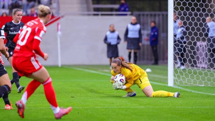 Laura Benkarth 1, SC Freiburg Halt den Ball sicher beim Spiel zwischen FC Bayern München v SC Freiburg, Fußball, Frauen, Google Pixel Frauen Bundesliga, 2025 2026, 4 Spieltag am 23 09 2025 in München, FC Bayern Campus DFL and DFB regulations prohibit any use of photographs as image sequences and or quasi video Bayern Deutschland